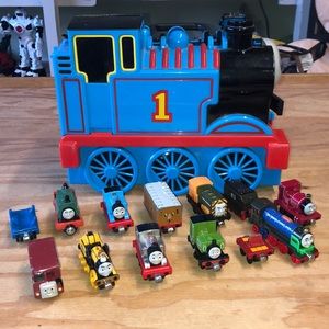 Thomas travel case 10 engines and 2 cargo